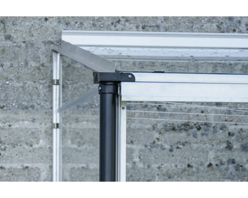 Detailaufnahme eines Gewächshausrahmens mit schwarzem Stützpfosten.