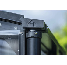 Detailaufnahme einer Eckverbindung eines Gewächshauses mit Schrauben und dem Hornbach Logo.