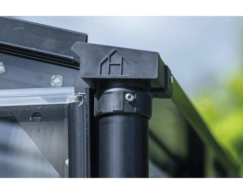 Detailaufnahme einer Eckverbindung eines Gewächshauses mit Schrauben und dem Hornbach Logo.