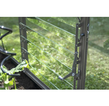 Lamellenfenster mit Griff zur Belüftung im Gewächshaus