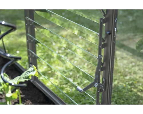 Lamellenfenster mit Griff zur Belüftung im Gewächshaus