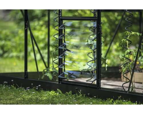 Detailansicht eines Gewächshauses mit Lamellenfenster zur Belüftung