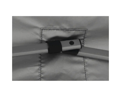 Detailansicht eines Pavillons mit Fokus auf die Verbindung der Metallstangen