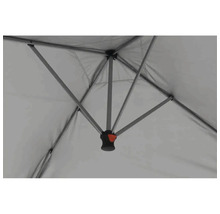 Innenansicht eines Pavillons mit Metallrahmen und Stoffdach