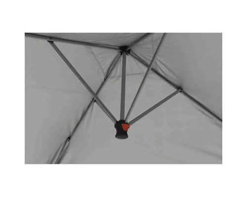 Innenansicht eines Pavillons mit Metallrahmen und Stoffdach