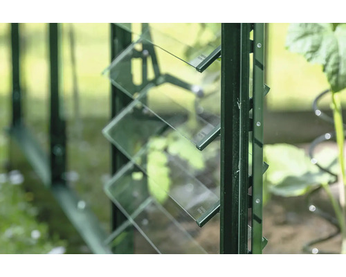 Detailansicht der Fensterjalousie eines Gewächshauses