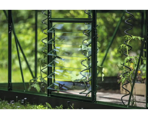 Detailansicht eines Gewächshauses mit Fensterjalousien zur Belüftung.