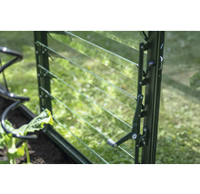 Detailansicht eines Gewächshausfensters mit Lamellen zur Belüftung