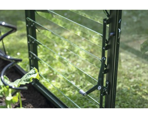 Detailansicht eines Gewächshausfensters mit Lamellen zur Belüftung