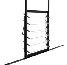 Lamellenfenster mit schwarzem Rahmen und transparenten Lamellen