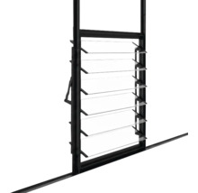 Lamellenfenster mit Rahmen und horizontalen Glaslamellen