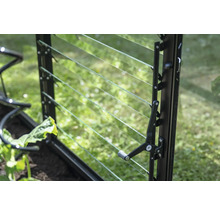 Lamellenfenster eines Gewächshauses mit Bedienhebel
