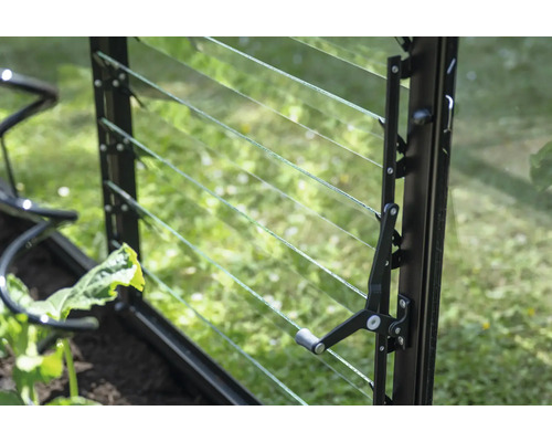 Lamellenfenster eines Gewächshauses mit Bedienhebel