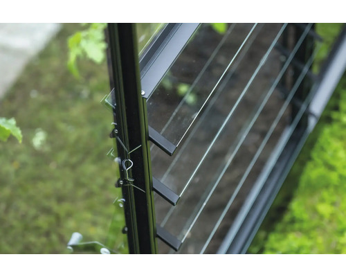 Detailansicht eines Gewächshausfensters mit Lamellen