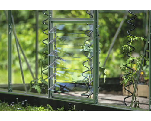 Detailaufnahme eines Gewächshauses mit Lamellenfenster zur Belüftung.