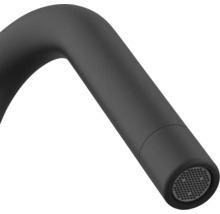 Detailaufnahme eines Wasserhahn-Auslaufs