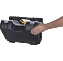 Stanley FATMAX Werkzeug-Organizer aus Kunststoff, halb geöffnet mit Hand.