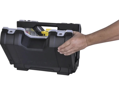 Stanley FATMAX Werkzeug-Organizer aus Kunststoff, halb geöffnet mit Hand.