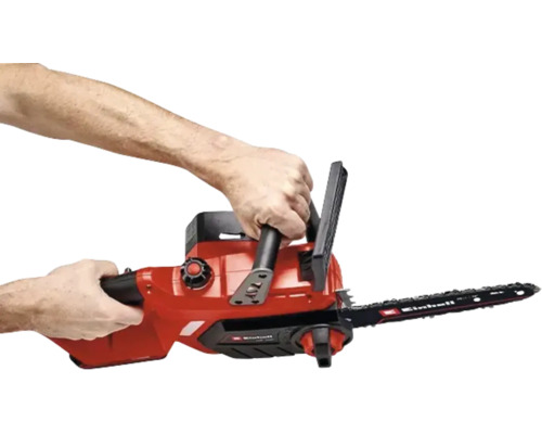 Einhell Akku-Kettensäge wird von zwei Händen an den Handgriffen gehalten.