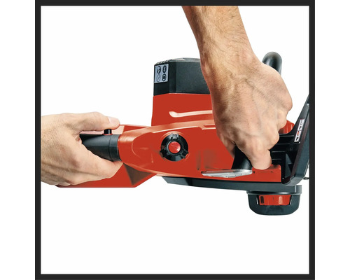 Detailaufnahme von Händen, die eine Kettensäge sicher an den ergonomischen Griffen halten.