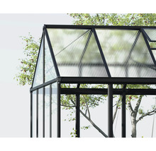 Detailansicht eines Gewächshauses mit Stahlrahmen und transparenten Paneelen