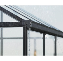 Detailaufnahme eines Gewächshauses bei Regenwetter mit Wasserablauf