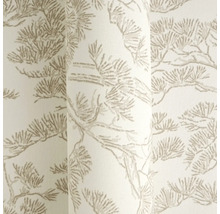 Vliestapete mit Muster aus Kiefernzweigen und Nadeln in Beige und Grau.