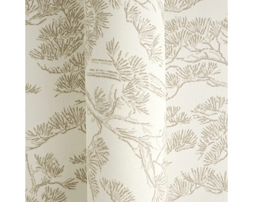 Vliestapete mit Muster aus Kiefernzweigen und Nadeln in Beige und Grau.