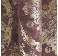 Tapete mit floralem Ornamentmuster und metallischen Effekten.