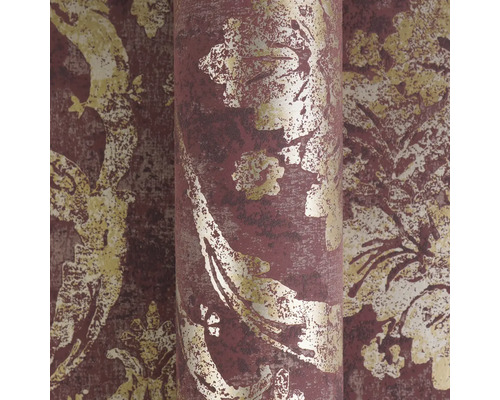 Tapete mit floralem Ornamentmuster und metallischen Effekten.