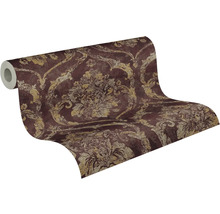Vliestapete mit barockem Damast-Muster in Bordeaux und Gold.