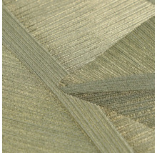 Nahaufnahme einer Vliestapete mit geometrischem Linienmuster und metallischem Schimmer.