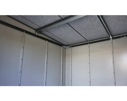 Innenansicht eines Gerätehauses mit Filzdach und Metallrahmen