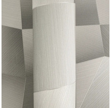 Vliestapete mit modernem geometrischem Muster aus Dreiecken und feiner Linienstruktur.