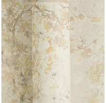 Vliestapete mit metallisch glänzendem floralem Muster in Gold und Roségold.