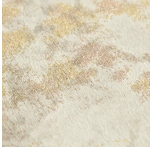 Nahaufnahme einer Tapete in Weiß, Beige und Gold mit vertikaler Struktur, abstraktem Muster und metallischem Glanz.
