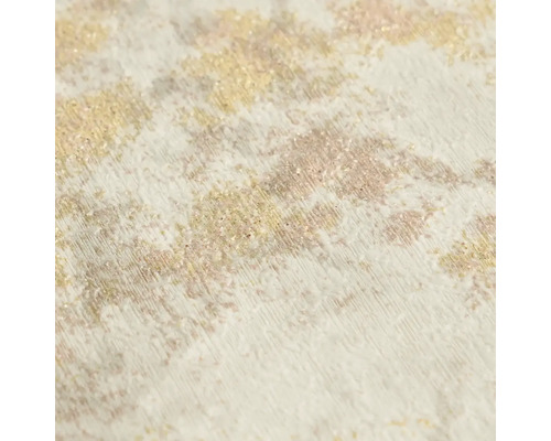 Nahaufnahme einer Tapete in Weiß, Beige und Gold mit vertikaler Struktur, abstraktem Muster und metallischem Glanz.