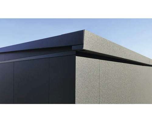 Detailaufnahme eines modernen Gerätehauses mit flachem Dach.