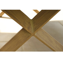 Nahaufnahme einer X-förmigen Tischbeinverbindung aus Holz mit sichtbarer Maserung.