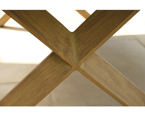 Nahaufnahme einer X-förmigen Tischbeinverbindung aus Holz mit sichtbarer Maserung.