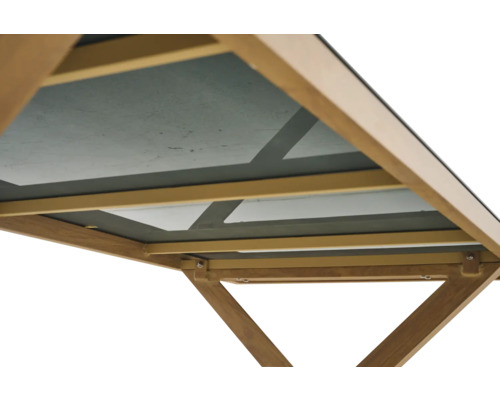 Unteransicht eines Gartentisches mit Holzrahmenkonstruktion und Auflage für die Tischplatte.