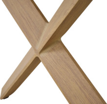 Detailaufnahme eines X-förmigen Tischbeins aus Holz mit natürlicher Maserung.