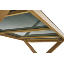 Detailansicht der Unterseite eines Holztisches mit Glasplatte und stabilisierender Rahmenkonstruktion.