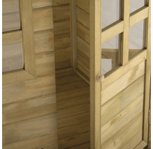 Detailansicht eines Holzspielhauses mit geöffneter Tür und Fenster