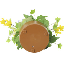 Blumentopf mit Kunstblumen von unten