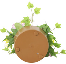 Unterseite eines Blumentopfes mit Kunstblumen