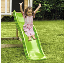 Mädchen rutscht auf einer grünen Kinderrutsche im Garten