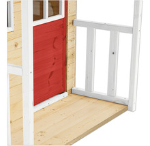 Detailansicht eines Holzspielhauses mit roter Tür und weißem Geländer