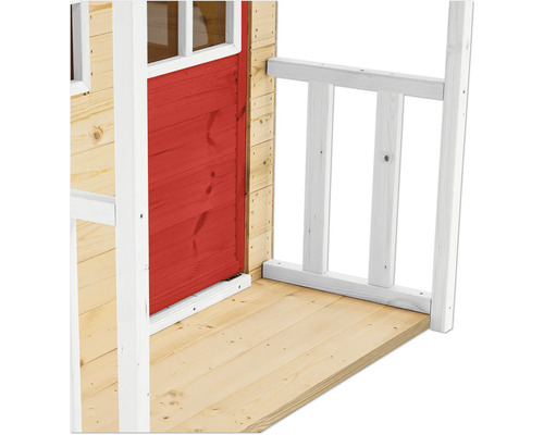 Detailansicht eines Holzspielhauses mit roter Tür und weißem Geländer