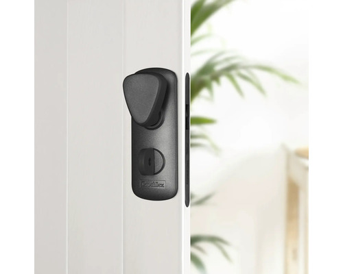 Schwarzer Türgriff an einer weissen Tür